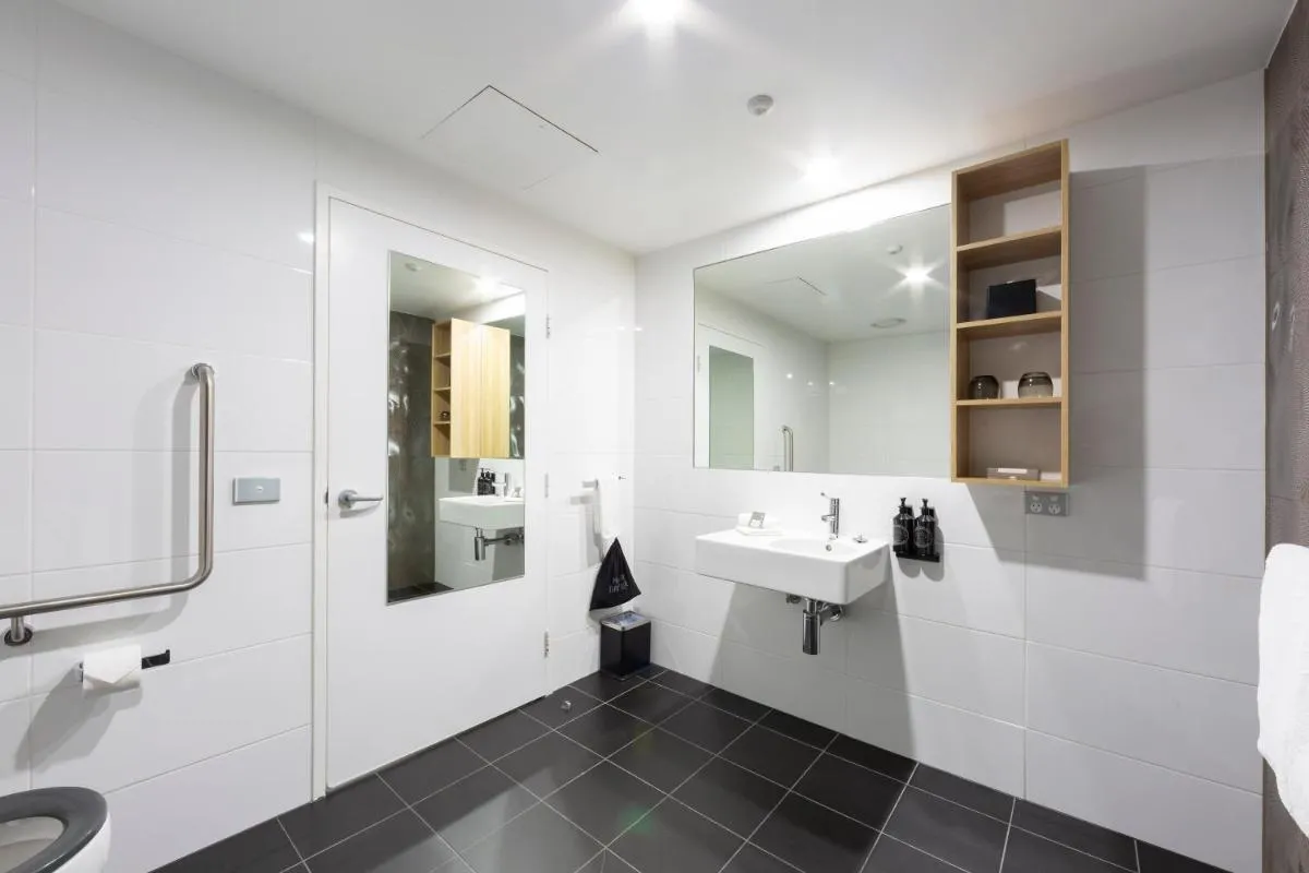 Image 2 of Avenue Hotel Canberra