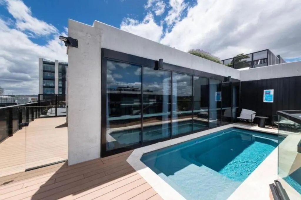 Image 1 of CBD – Pool – Sleeps 4 – Parking