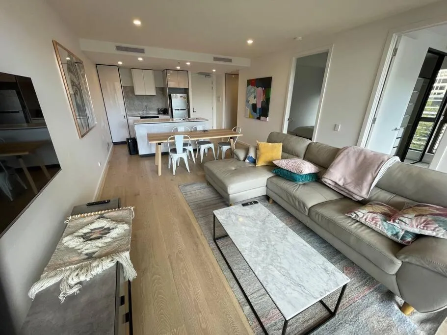 Image 2 of Lovely CBD two bedroom apartment free parking