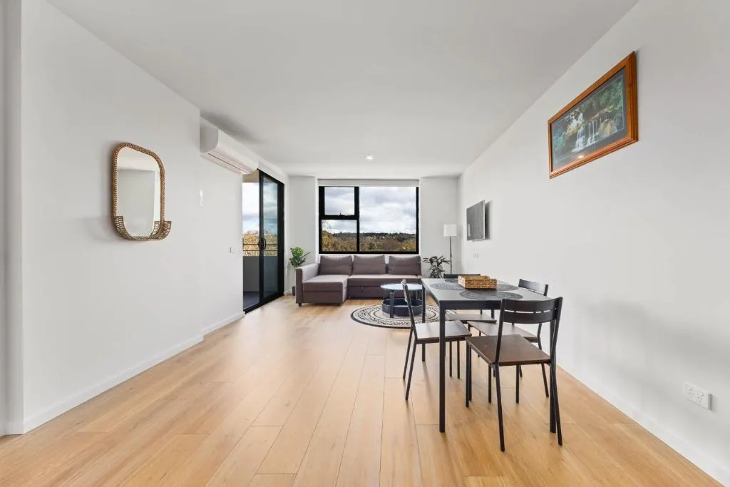 Image 3 of Spacious & Open 2 bd 2bth Unit in Canberra City