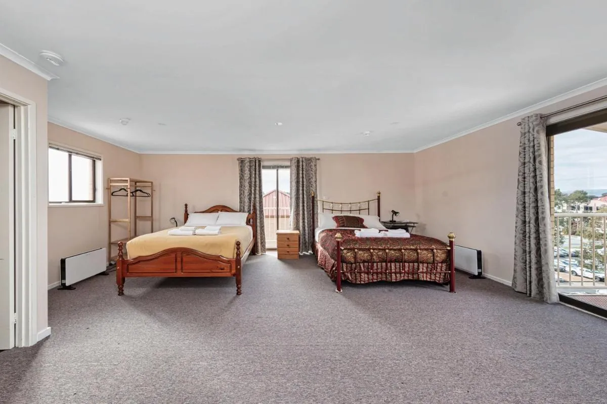 Image 1 of Tuggeranong Short Stay #11C – Sleeps 8