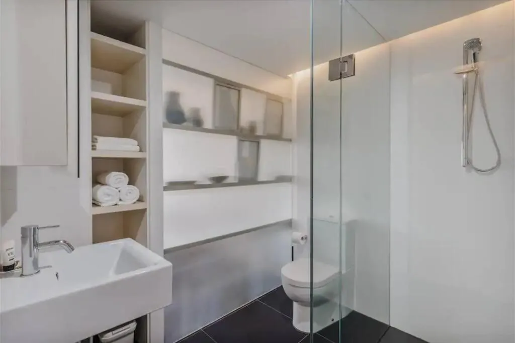 Image 2 of Apartment nestled between Lake Burley Griffin, city and ANU