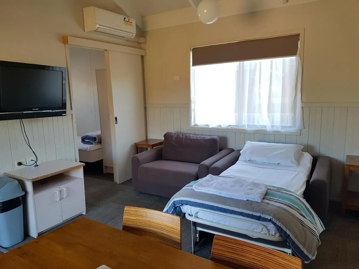 Image 4 of Canberra Carotel Motel