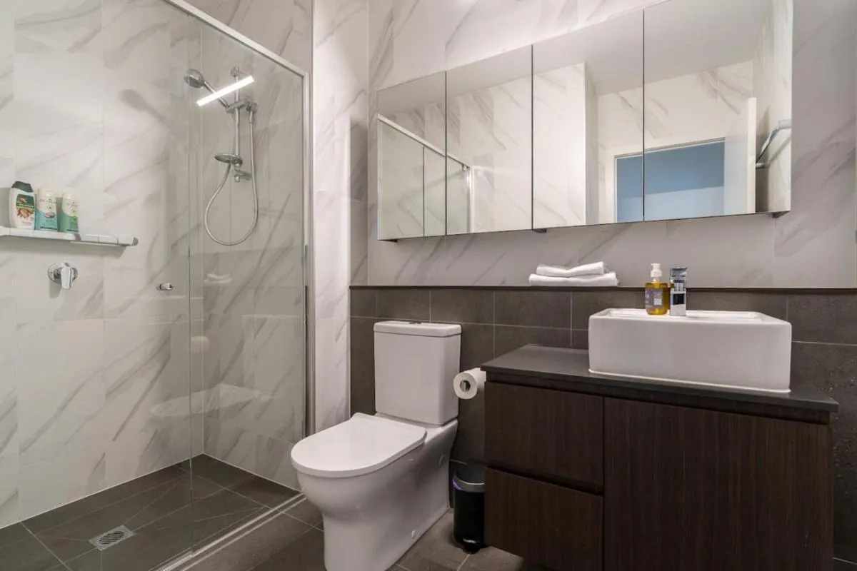 Image 2 of Contemporary Tri-Level APT in a Prime Central Spot – Hosted by Canstay