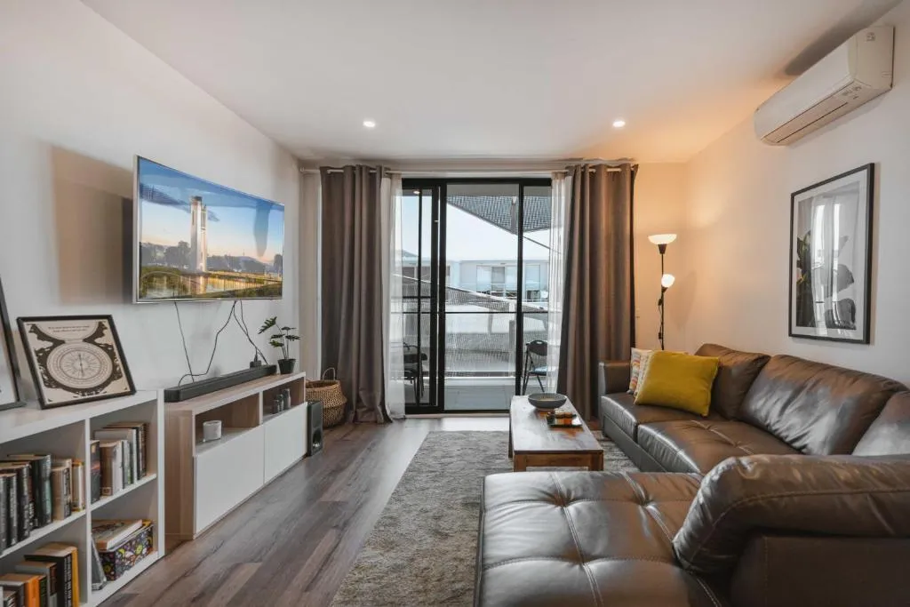 Image of Lonsdale St 1-Bed Unit with Study Area and Parking