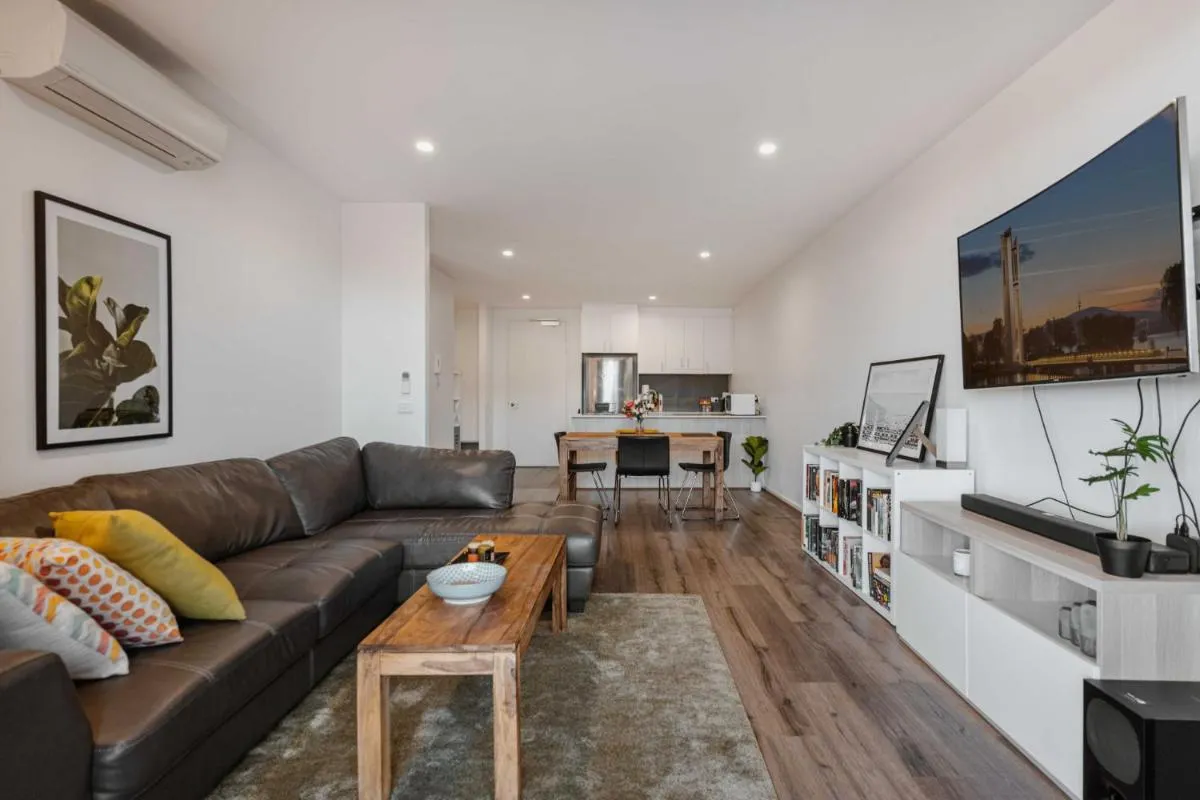 Image 3 of Lonsdale St 1-Bed Unit with Study Area and Parking