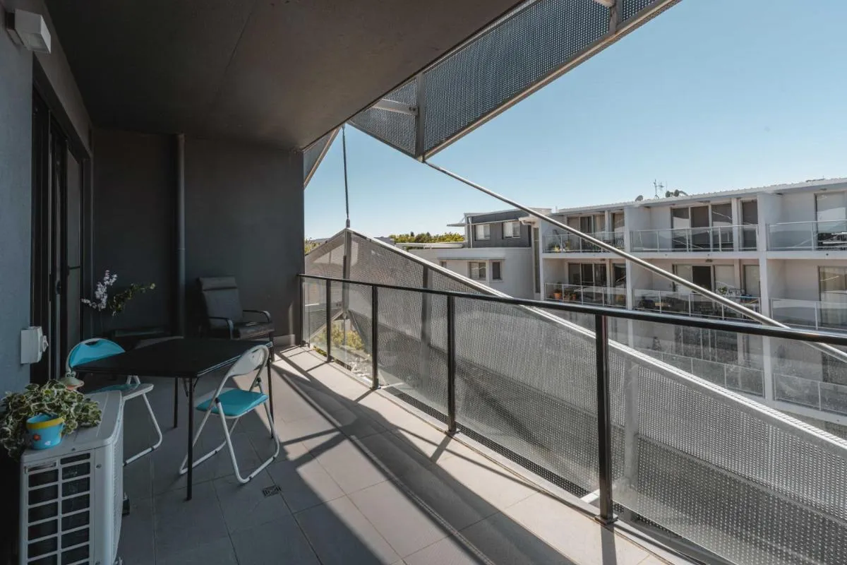 Image 5 of Lonsdale St 1-Bed Unit with Study Area and Parking