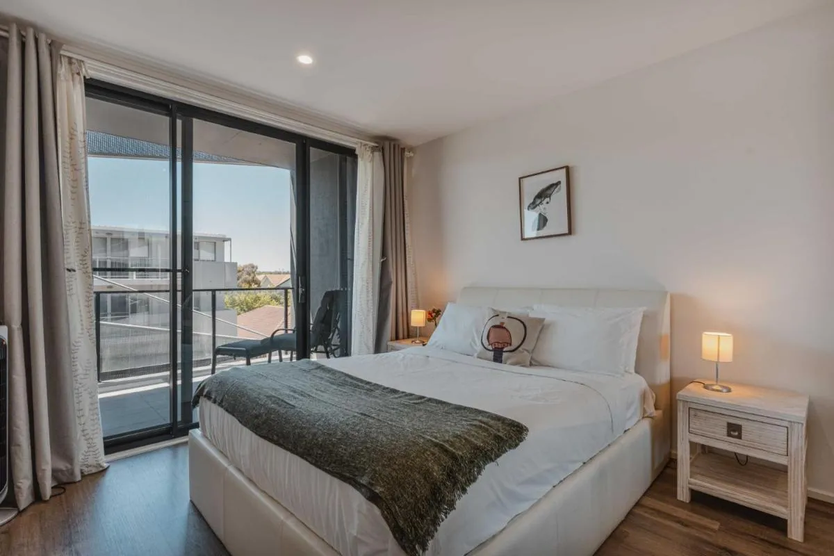 Image 1 of Lonsdale St 1-Bed Unit with Study Area and Parking