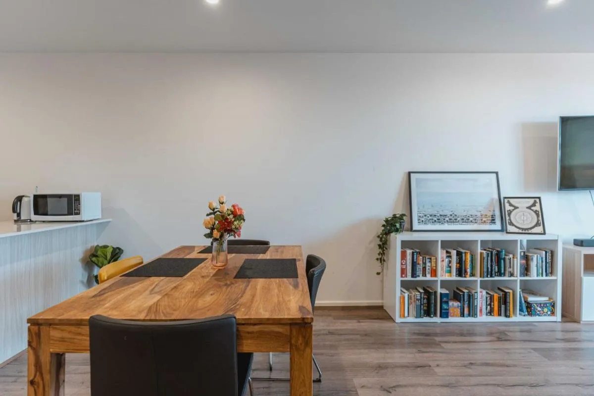 Image 4 of Lonsdale St 1-Bed Unit with Study Area and Parking
