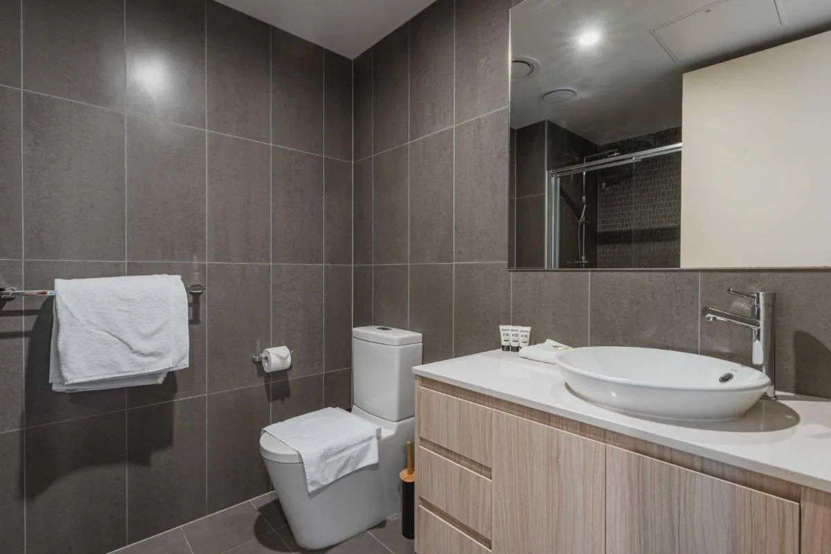 Image 2 of Lonsdale St 1-Bed Unit with Study Area and Parking
