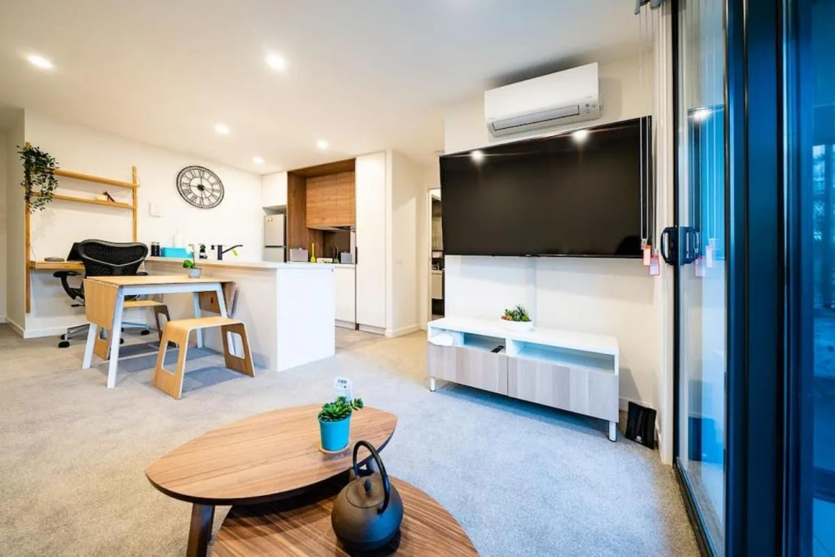 Image 2 of Luxury and Stylish Apt on NB Ave