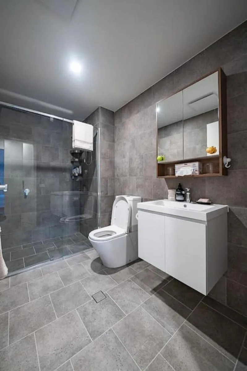 Image 3 of Luxury and Stylish Apt on NB Ave