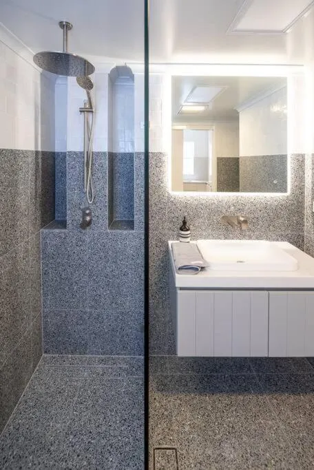 Image 6 of Luxury modern CBD ground floor apartment.