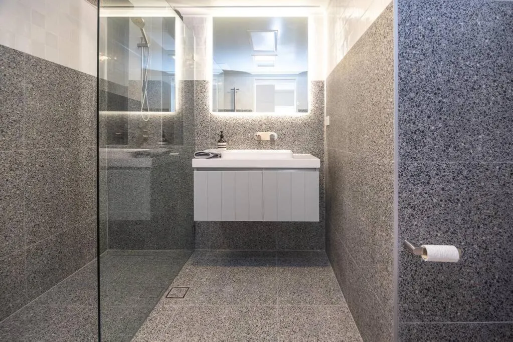 Image 2 of Luxury modern CBD ground floor apartment.
