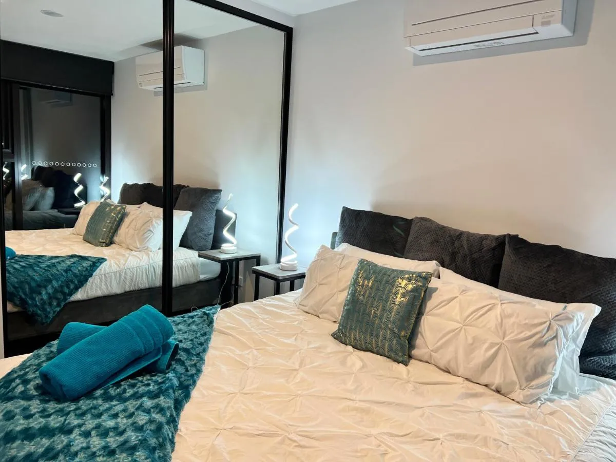 Image 4 of Midnight Luxe 2BR 2Bath Apartment 408 in the heart of Braddon Pool Sauna L4 Views Secure Parking Wine WiFi
