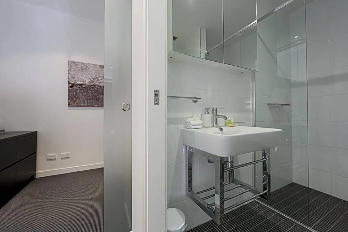 Image 2 of Mode 220 Braddon ACT