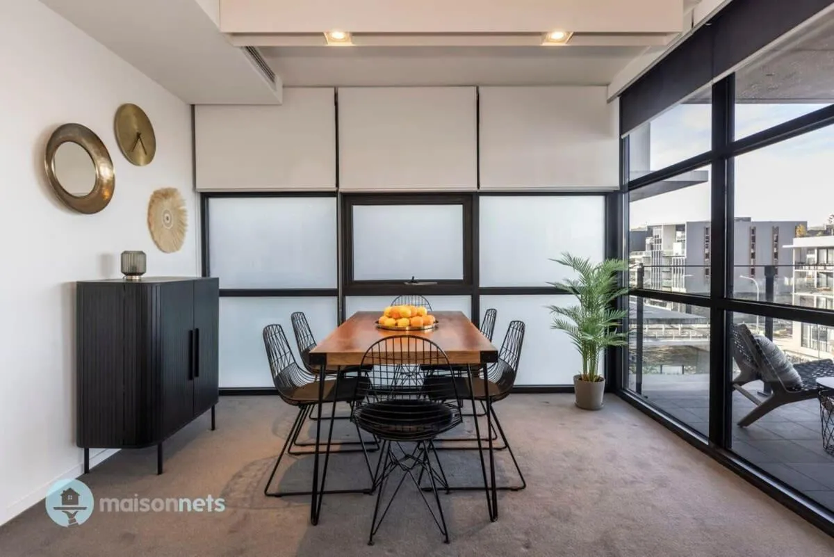 Image 3 of Modern 2 Bdrm Apt with Water Views 2x Car Spots
