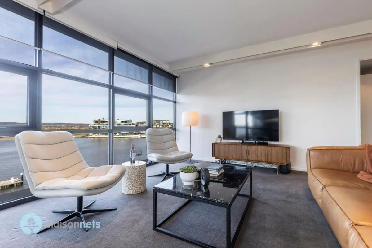 Image 4 of Modern 2 Bdrm Apt with Water Views 2x Car Spots