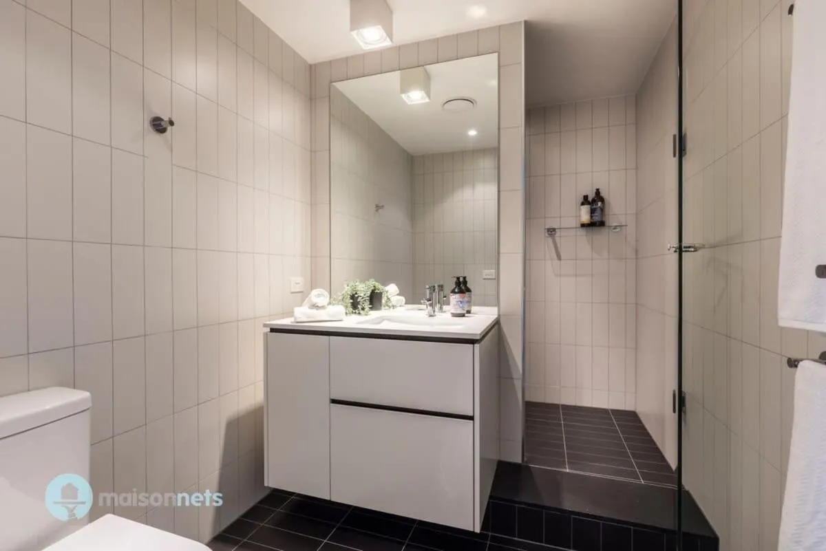 Image 2 of Modern 2 Bdrm Apt with Water Views 2x Car Spots