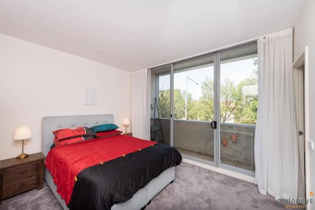 Image 5 of Spacious sun-drenched apartment, centrally located