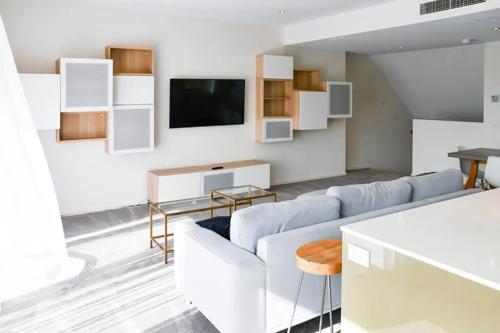 Image 6 of Spacious sun-drenched apartment, centrally located