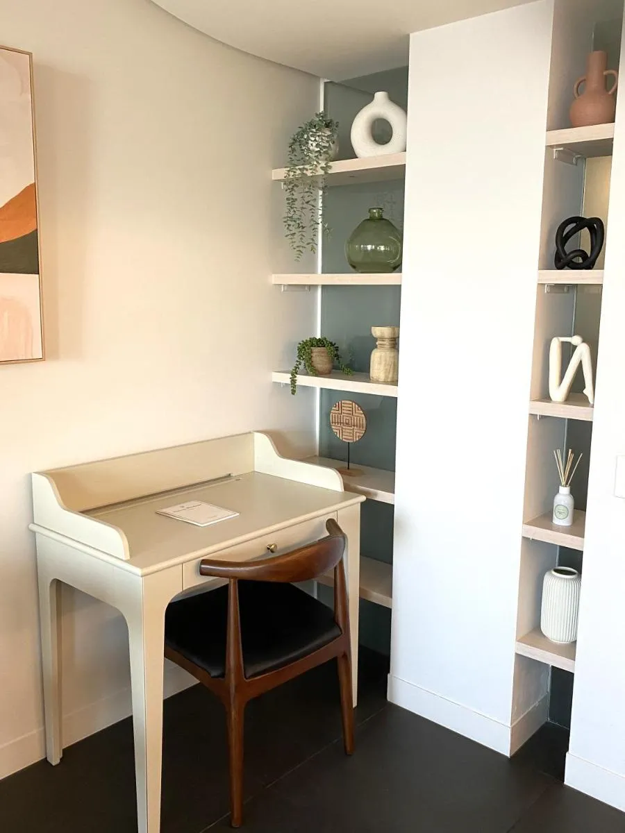 Image 5 of Stylish Central Lake View Apartment – free parking
