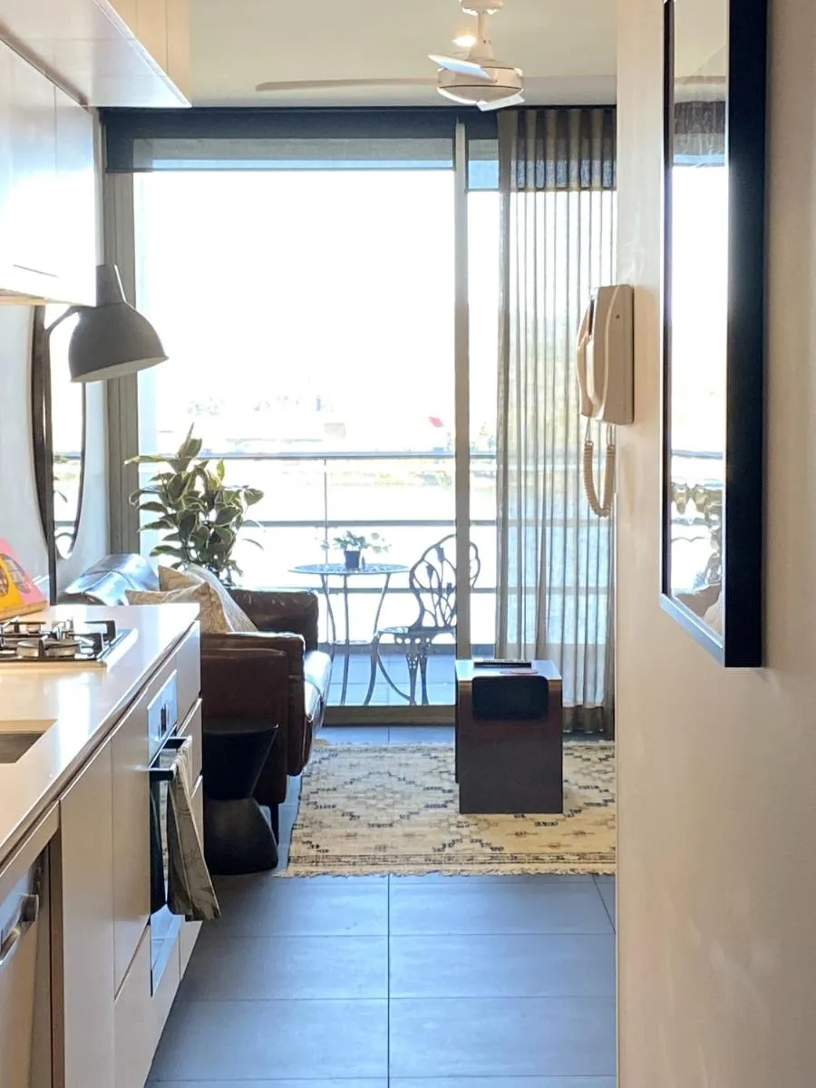 Image 6 of Stylish Central Lake View Apartment – free parking