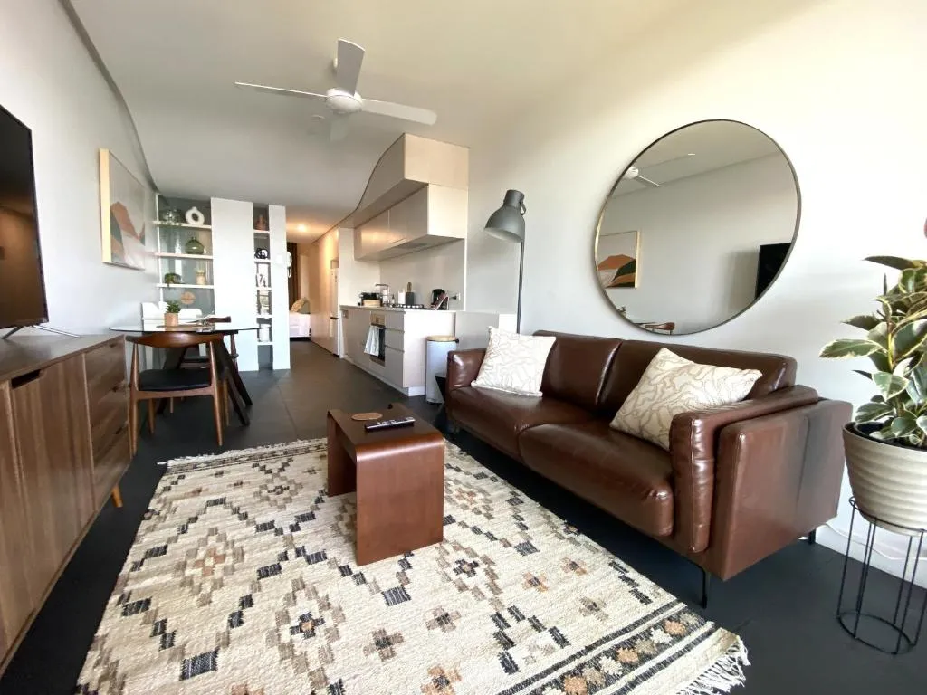 Image of Stylish Central Lake View Apartment – free parking