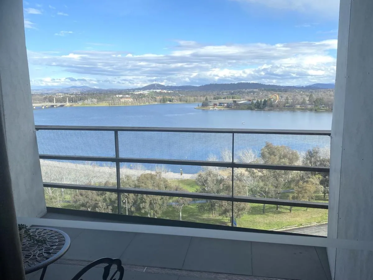 Image 4 of Stylish Central Lake View Apartment – free parking