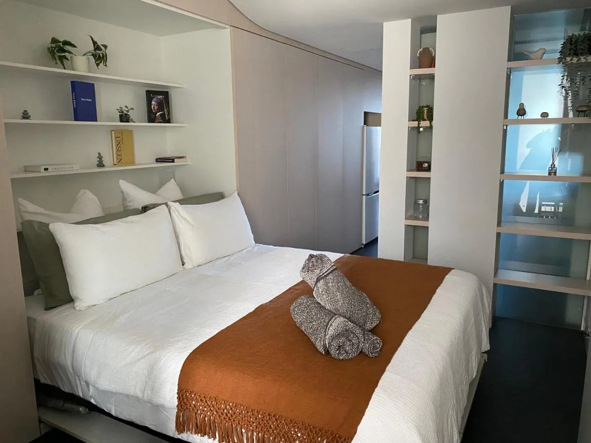 Image 2 of Stylish Central Lake View Apartment – free parking